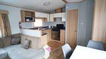 Chalet | Private kitchen | Fridge, microwave, oven, stovetop