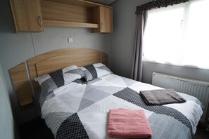 3 bedrooms, iron/ironing board, bed sheets - Pets go Free 3 Bedroom Caravan at Heacham Beach (King's Lynn)