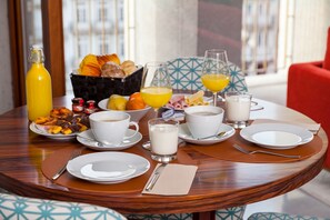 Desayuno continental (EUR 17 por persona)