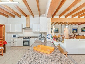 Fridge, microwave, oven, stovetop - Spacious villa with pool – Villa El Bosque (Llucmajor)