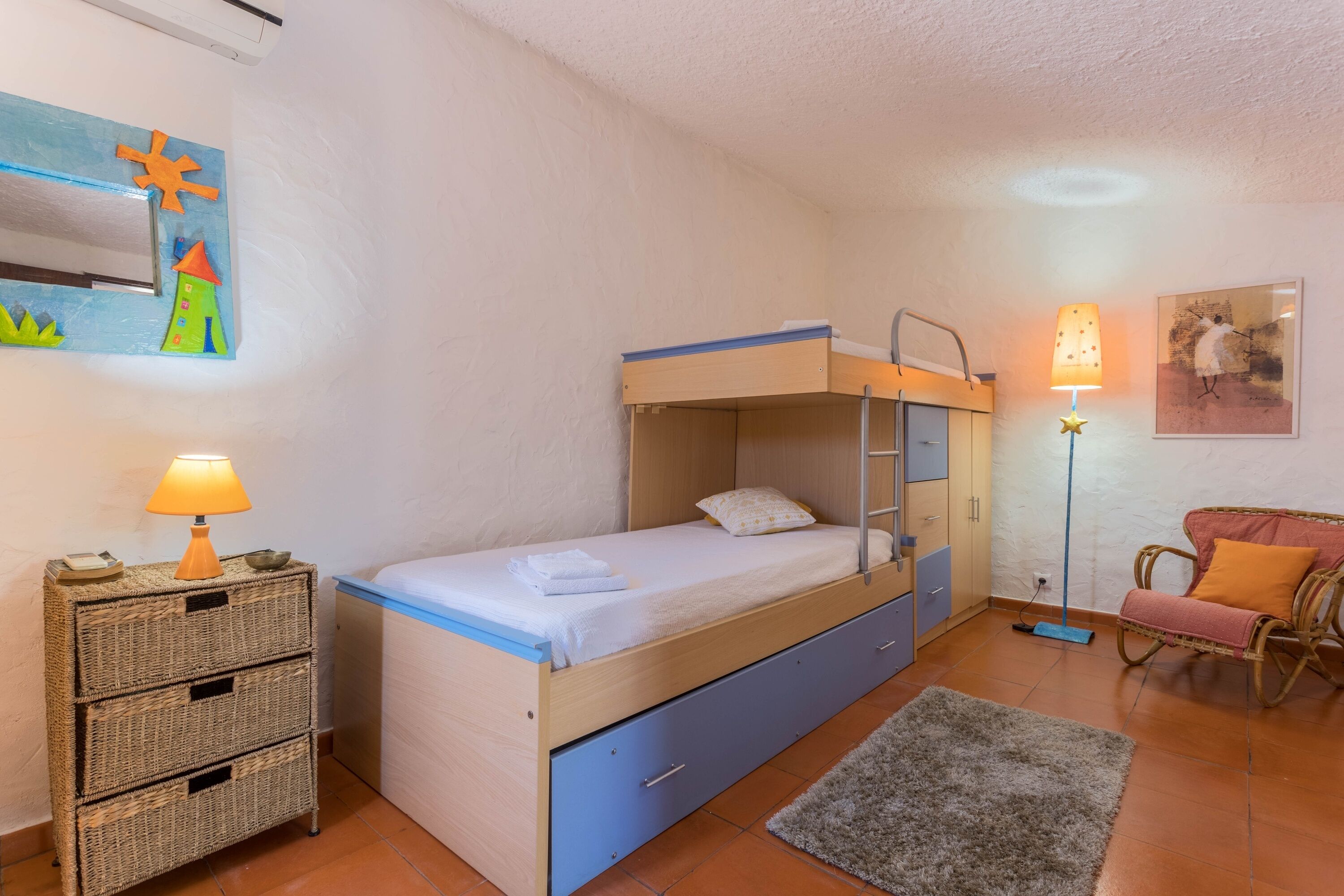 6 makuuhuonetta, silitysrauta/-lauta, ilmainen Wi-Fi, vuodevaatteet