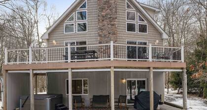 Pet Friendly, Hot Tub, Pickle Ball, Game Room, Beach, Pool, 10 min to Skiing