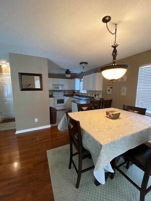 Dining - BEAUTIFUL TWO BEDROOM  HOUSE (Surf side beach)