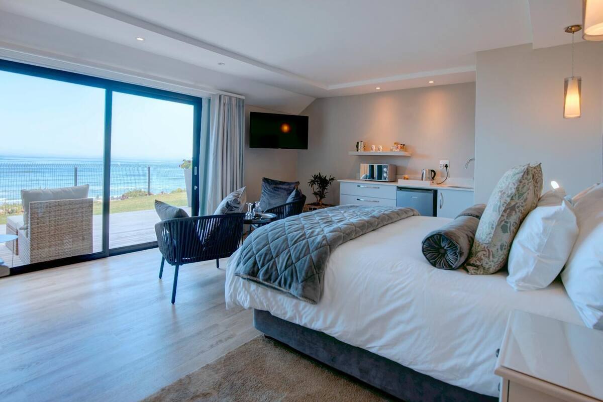 Standard Suite, 1 Bedroom | Desk, WiFi (free), bed sheets