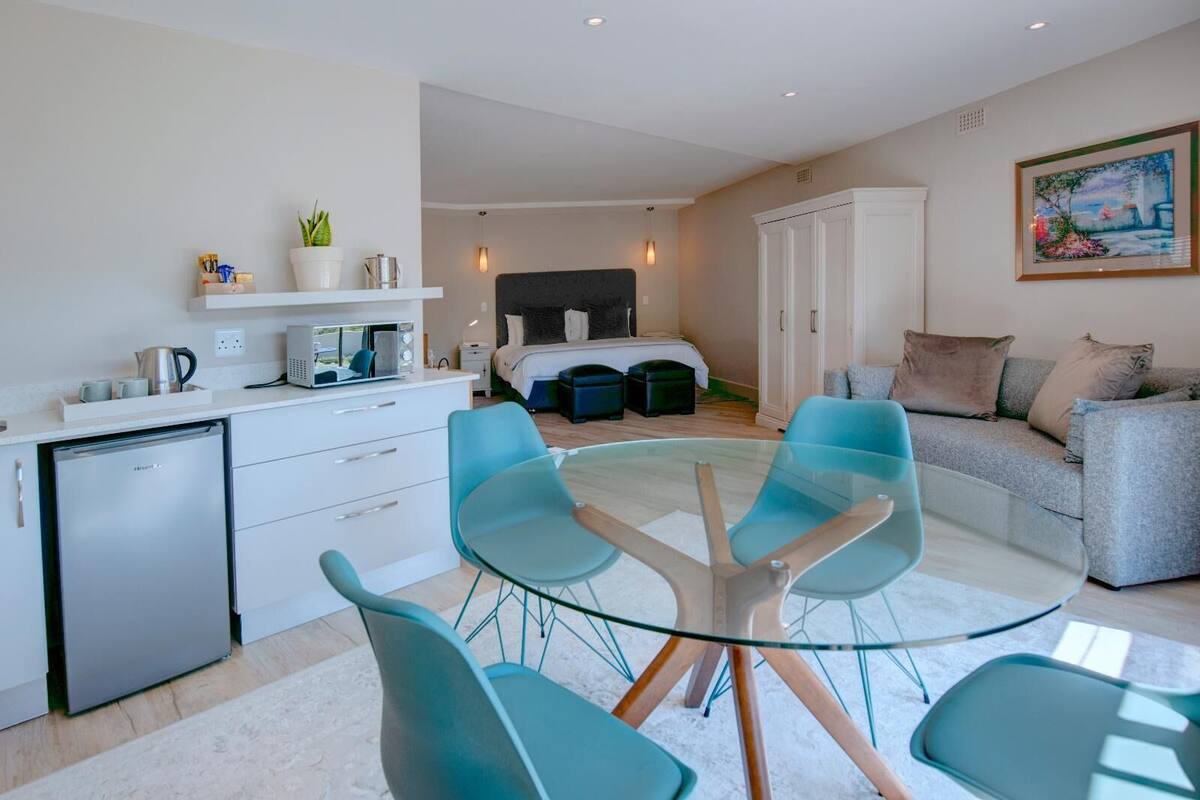 Classic Suite, 1 Bedroom | Desk, WiFi (free), bed sheets