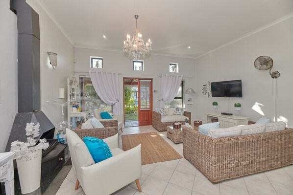 Premium bedding, in-room safe, individually decorated - Fraai Uitzicht Struisbaai (Struisbaai)