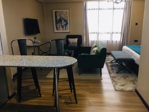 Luxe studio suite, 1 slaapkamer | Woonruimte | Een 35-inch smart-tv met digitale zenders en een televisie