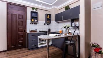Luxury Studio Suite, 1 Bedroom | Private kitchenette | Electric kettle, cleaning supplies, paper towels