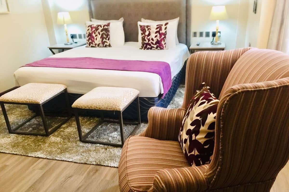 Literie de qualité, lit avec matelas en mousse à mémoire, bureau
