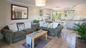 Unclassified image, 2 of 9, button - Summer Apartment (Knysna)