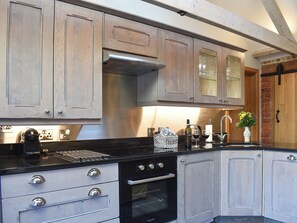 Oven, dishwasher, freezer - 1 bedroom accommodation in Scruton, near Northallerton (Scruton, near Northallerton)
