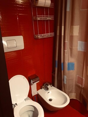 Shower, towels - Diamond ship Hotel (Cairo)
