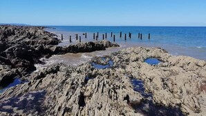 A rocky shoreline with clear blue water and a clear sky. - 2-bedroom sea view property 1 min from the sea & SW Coast Path (Bideford)