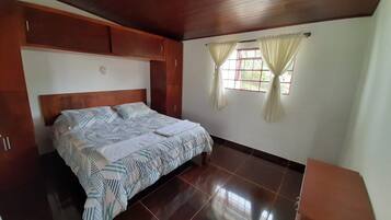 6 Schlafzimmer, Schreibtisch, kostenloses WLAN, Bettwäsche