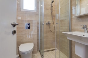 Deluxe-Apartment | Badezimmer | Dusche, kostenlose Toilettenartikel, Haartrockner, Handtücher