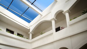 A multi-level atrium with white walls, multiple arches, and skylights. - Estacion Alameda (Orizaba)