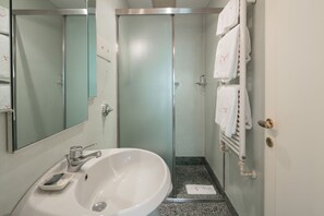 Apartment, 1 Bedroom | Bathroom | Separate tub and shower, hair dryer, bidet, towels - Garden Apartment (Venice)
