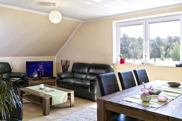 Familie appartement, 2 slaapkamers | Woonkamer | Een 42-inch ledtelevisie met kabelzenders, televisie en vloerwarming