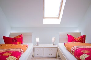 2 slaapkamers, donsdekens, individueel gedecoreerd