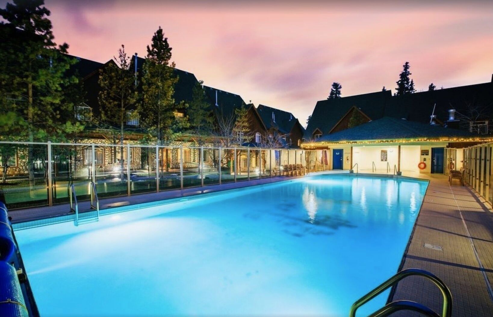 Een buitenzwembad en een verwarmd zwembad