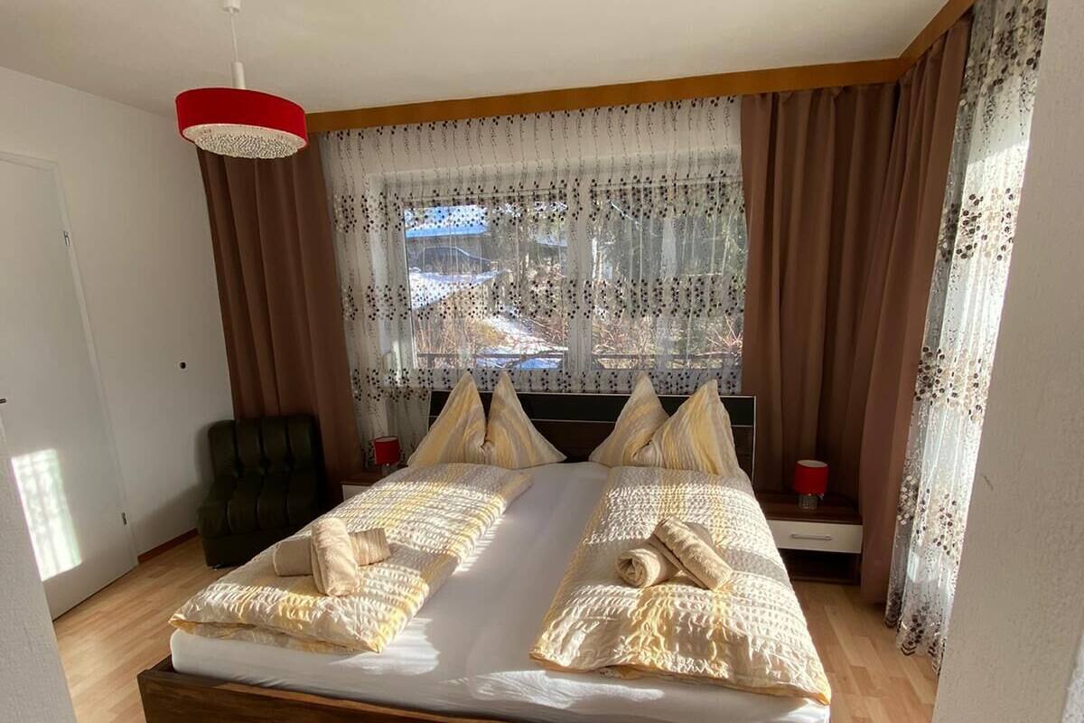 Cribs (free), rollaway beds (surcharge), WiFi (free)