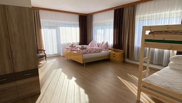 Kamar Keluarga | Tempat tidur bayi gratis, tempat tidur lipat/tambahan, dan Wi-Fi gratis