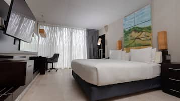 Kamer, 1 kingsize bed, uitzicht op zwembad | Luxe beddengoed, donzen dekbedden, Select Comfort-bedden