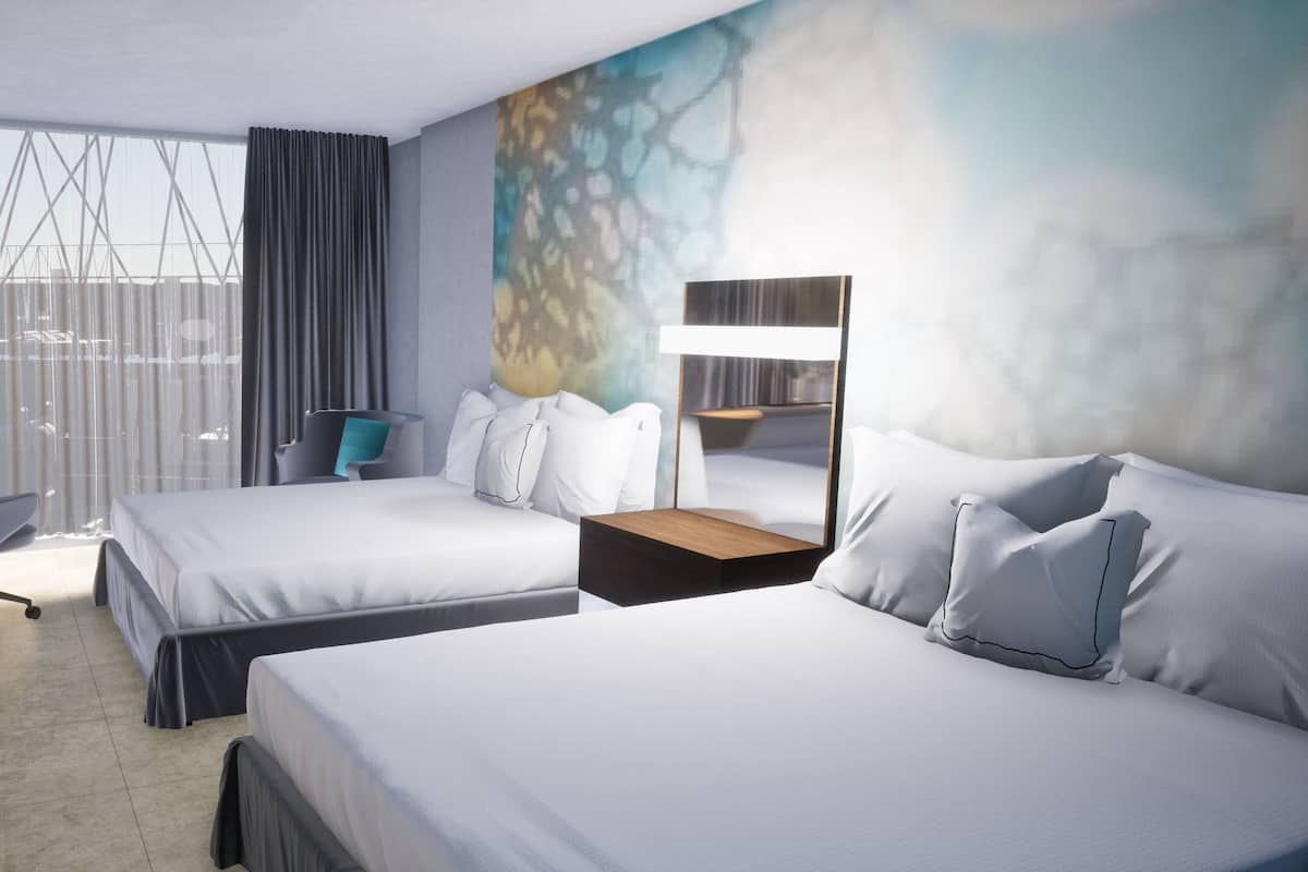 Quarto de hotel moderno com duas camas, uma janela grande e vista para a cidade.