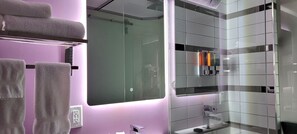King Room | Baño | Regadera, regadera tipo lluvia, toallas, jabón