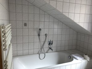 Tweepersoonskamer | Badkamer | Een haardroger, handdoeken