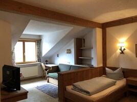 Habitación doble | Zona de estar | Una televisión de pantalla plana