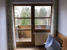 Single Room | Living area | Flat-screen TV