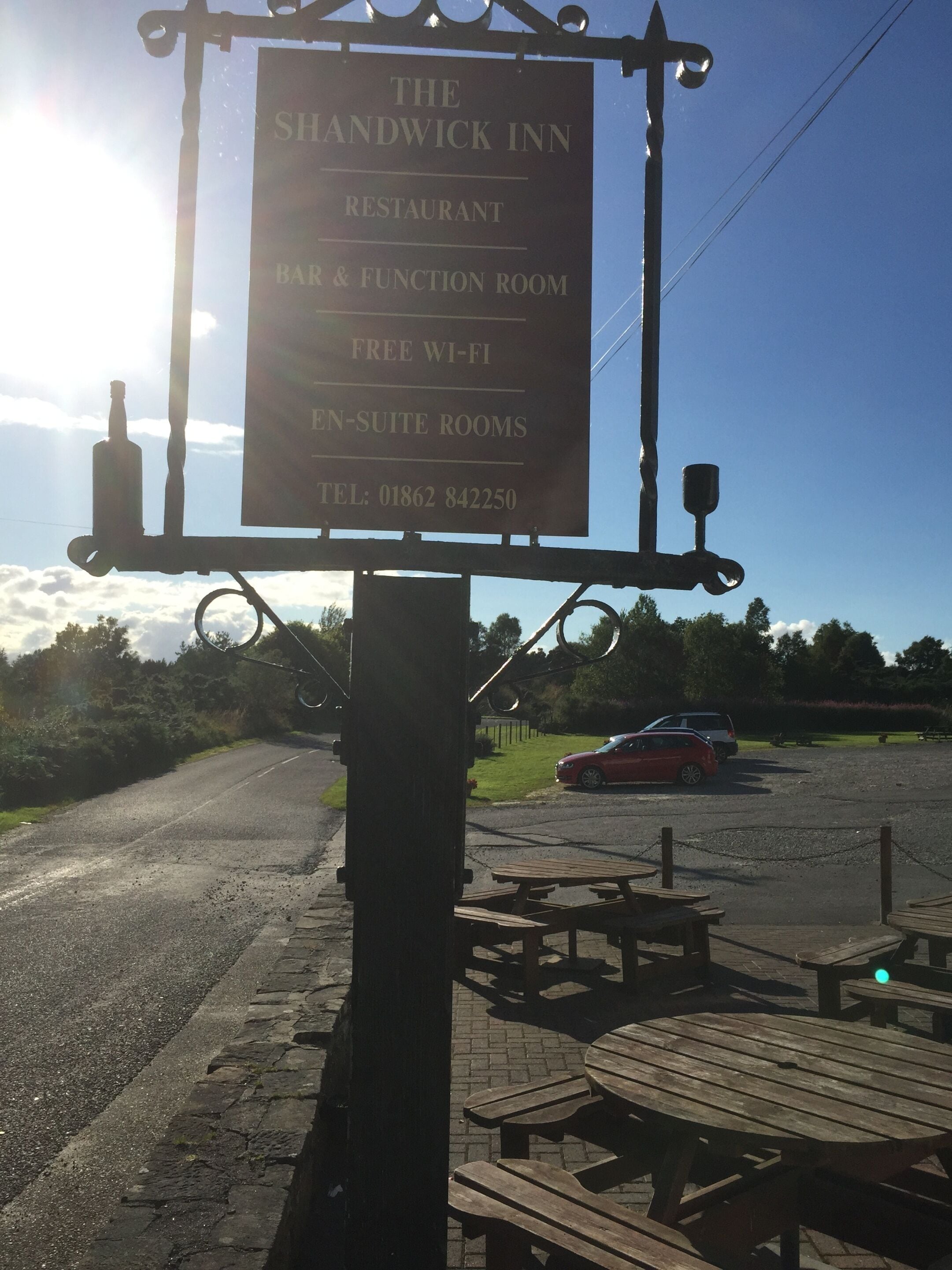 Une enseigne indique que The Shandwick Inn est un restaurant doté d’un bar et d’une salle de réception, de chambres avec salle de bain privée et d’une connexion Wi-Fi gratuite.