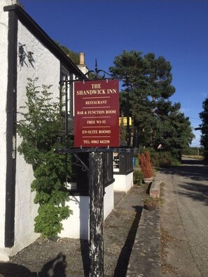 A sign for The Shandwick Inn, a restaurant, bar, and function room with free Wi-Fi and en-suite rooms.