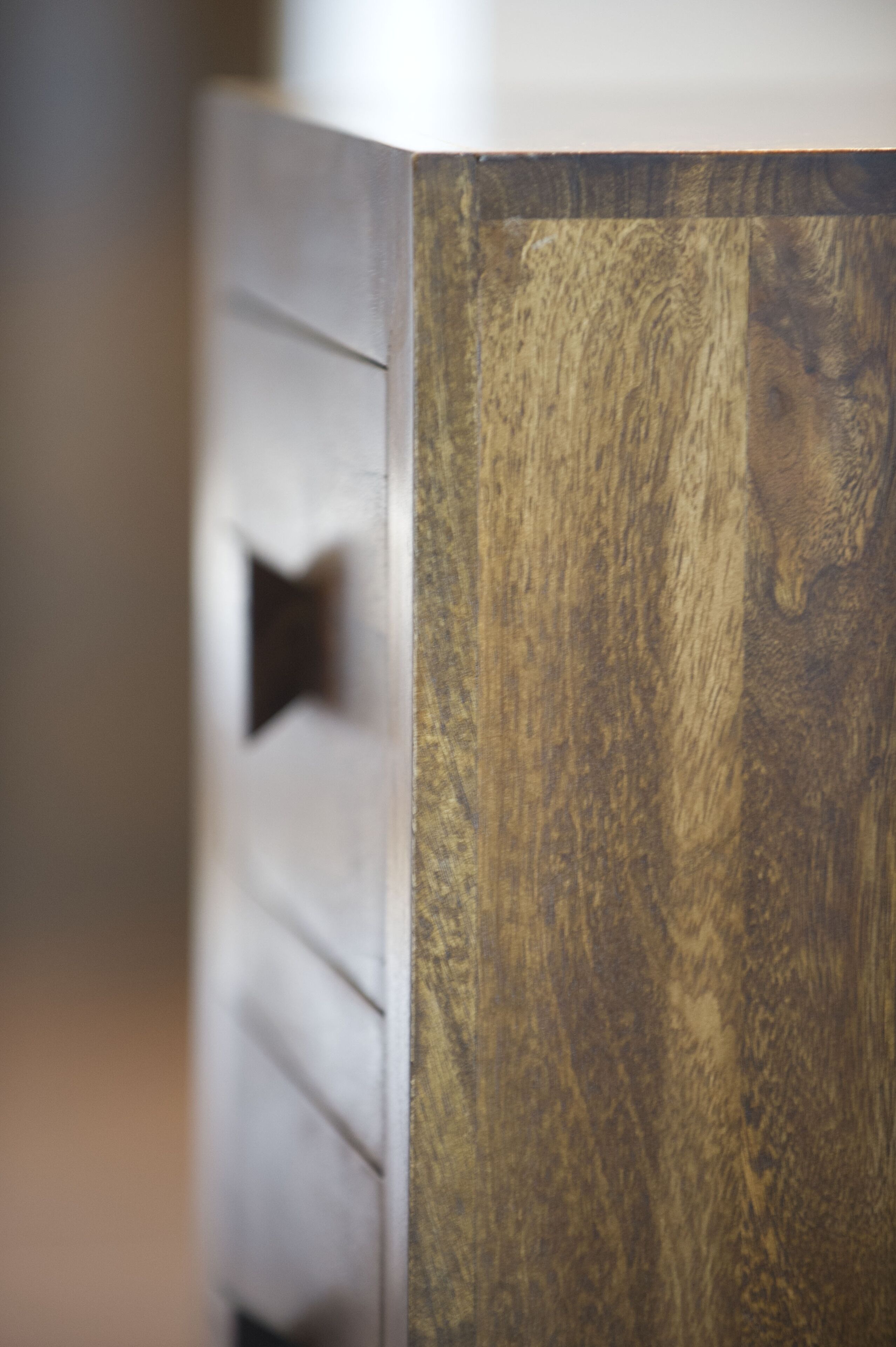 Eine Nahaufnahme eines Holzschranks mit Schubladen.