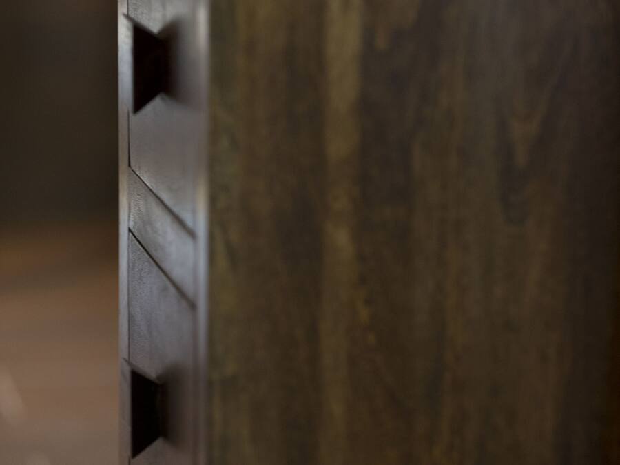 Primer plano de un mueble de madera con cajones.
