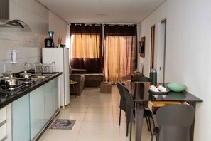 City House | Shared kitchen | Fridge, microwave, stovetop, rice cooker - Casa com 2 quartos e Hidromassagem (Trindade)