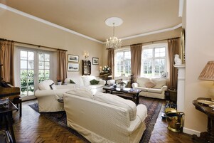 Casa familiar, baño compartido, vistas al patio | Salón