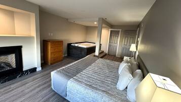 Luxury-Suite, 1 Schlafzimmer, Whirlpool (Spa Tub 2 Room) | 2 Schlafzimmer, Schreibtisch, laptopgeeigneter Arbeitsplatz