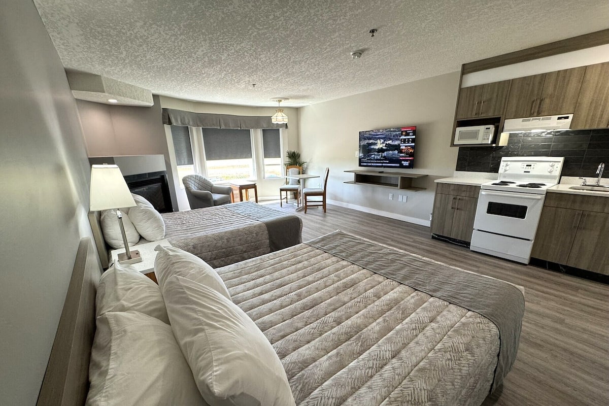 2 bedrooms, desk, laptop workspace, soundproofing