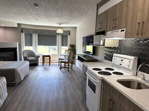 Frigorífico grande, horno, placa de cocina y utensilios de cocina