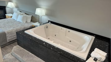 Deluxe Room, 1 Queen Bed, Kitchen (Spa Tub) | Private spa tub