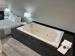 Deluxe Room, 1 Queen Bed, Kitchen (Spa Tub) | Private spa tub