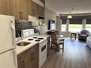 Deluxe Room, 1 Queen Bed, Kitchen (Spa Tub) | Private kitchen