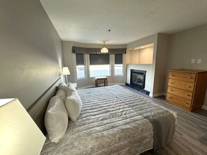 Luxury Suite, 1 Bedroom, Jetted Tub (Spa Tub 2 Room) | Desk, laptop workspace, soundproofing, free WiFi - Western Budget Motel Leduc 3 (Leduc)