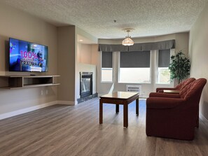 Apartamento ejecutivo, 2 habitaciones, chimenea (3 Room) | Zona de estar | Una Smart TV, una chimenea, Netflix, servicios de streaming