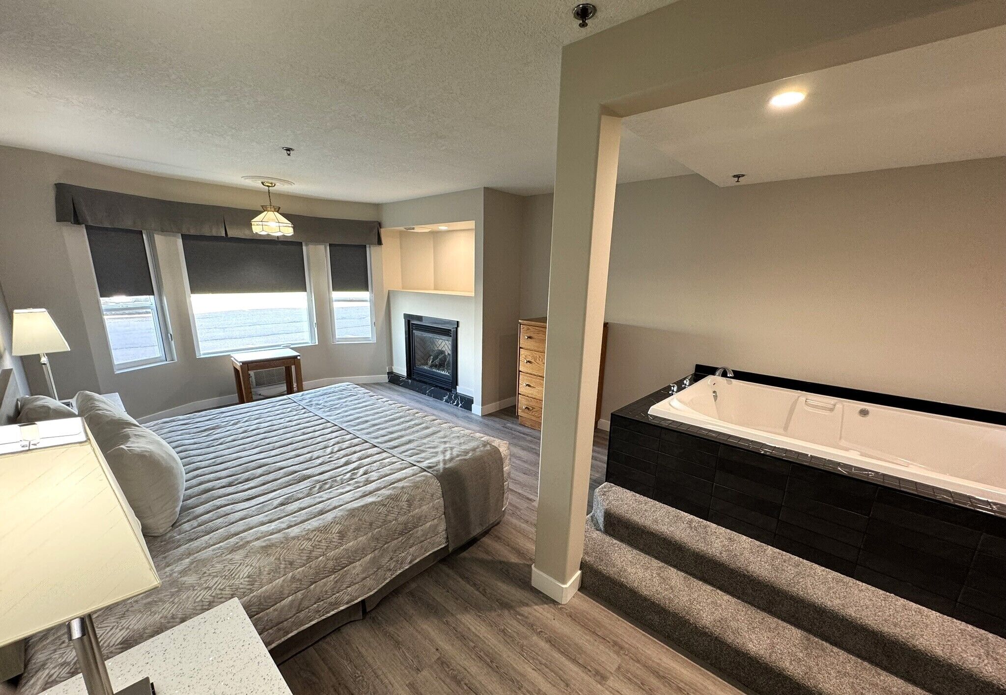 Luxury Suite, 1 Bedroom, Jetted Tub (Spa Tub 2 Room) | Desk, laptop workspace, soundproofing, free WiFi