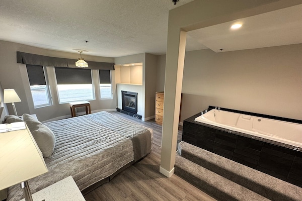 Luxury Suite, 1 Bedroom, Jetted Tub (Spa Tub 2 Room) | Desk, laptop workspace, soundproofing, free WiFi