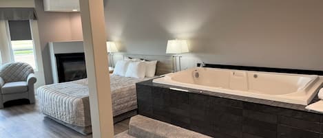 Quarto luxo, 1 cama Queen, cozinha (Spa Tub) | Escrivaninha, espaço de trabalho para notebook, quartos à prova de som