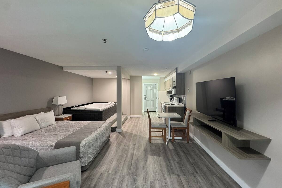 2 bedrooms, desk, laptop workspace, soundproofing
